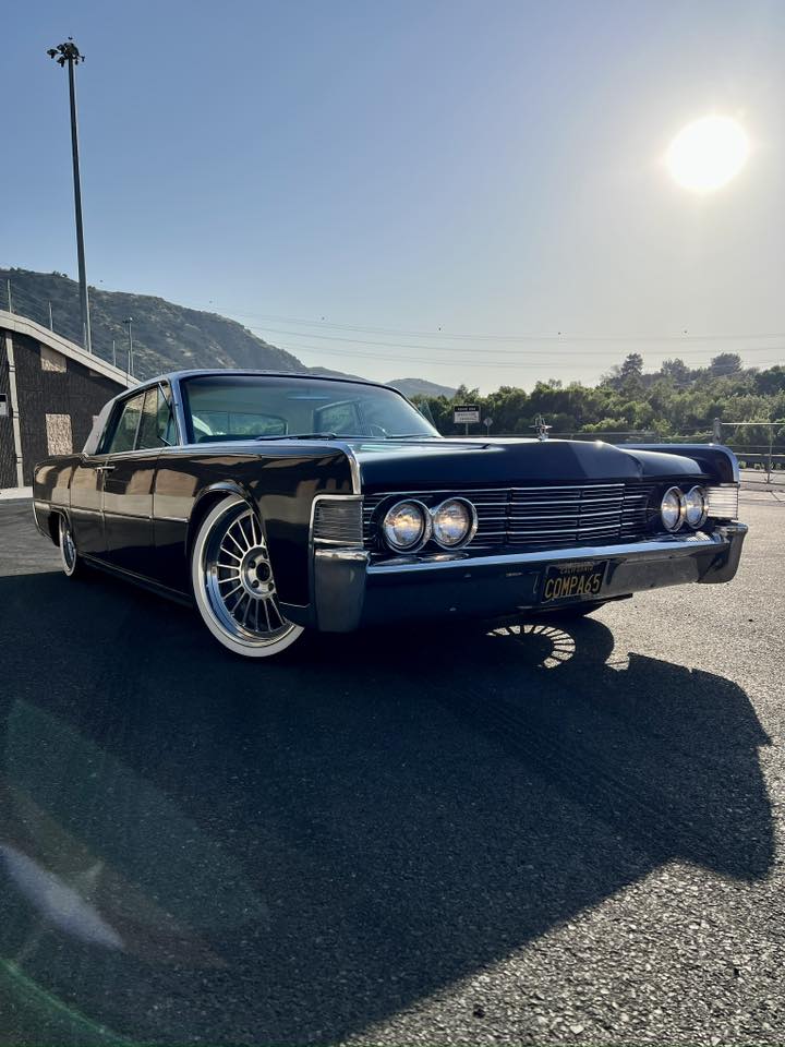 Side view of RV-HR88 polished aluminum wheel on Lincoln Continental