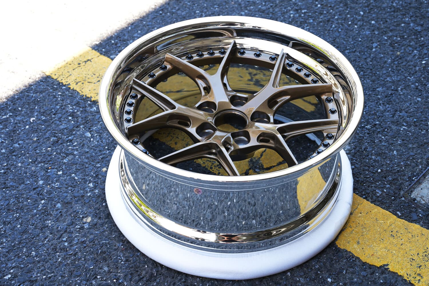 Chrome lip detailing on RV-DR08D forged wheels