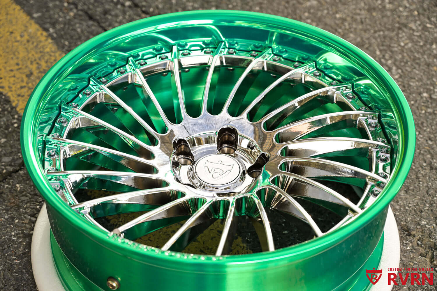 Detail of RVRN RV-DN01 two-piece forged wheels chrome spokes polished green barre