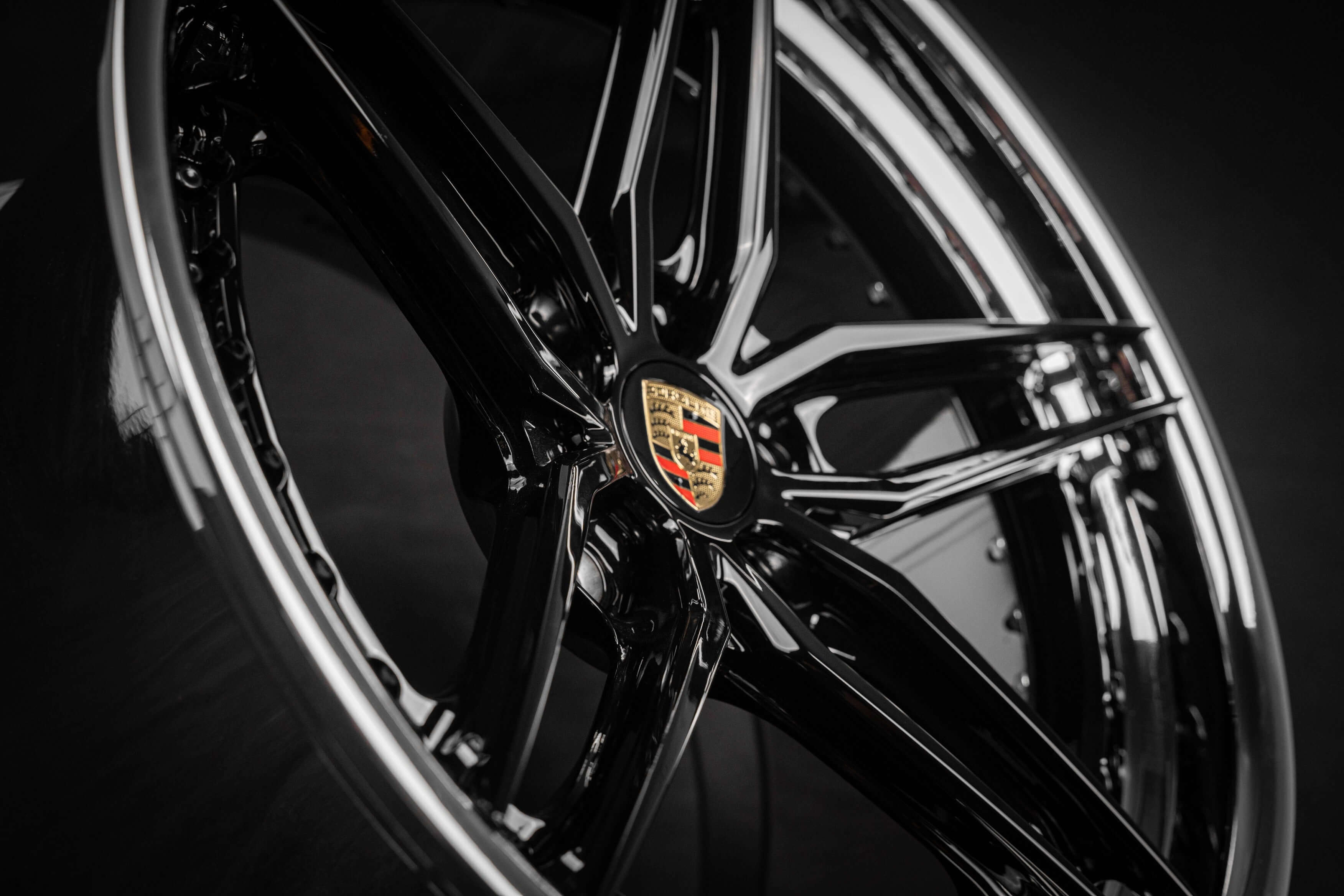 Detail view of RV-DP03 series concave chrome wheels on Porsche 911 Turbo