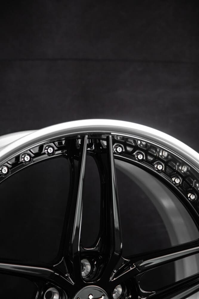 RVRN branded center cap closeup on DP03 wheel