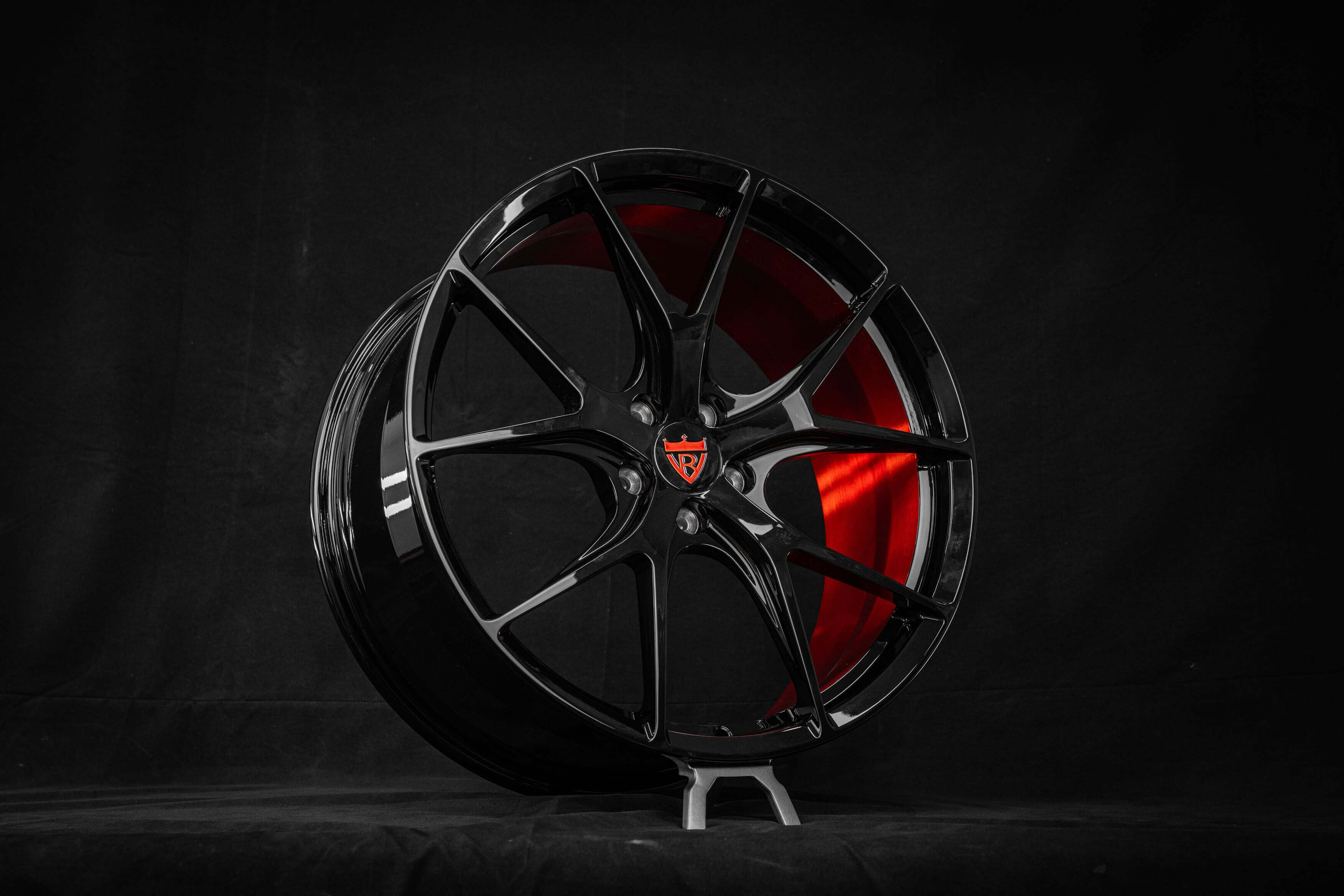 RVRN RV-MR05 one-piece forged red and black rims for ML63 AMG