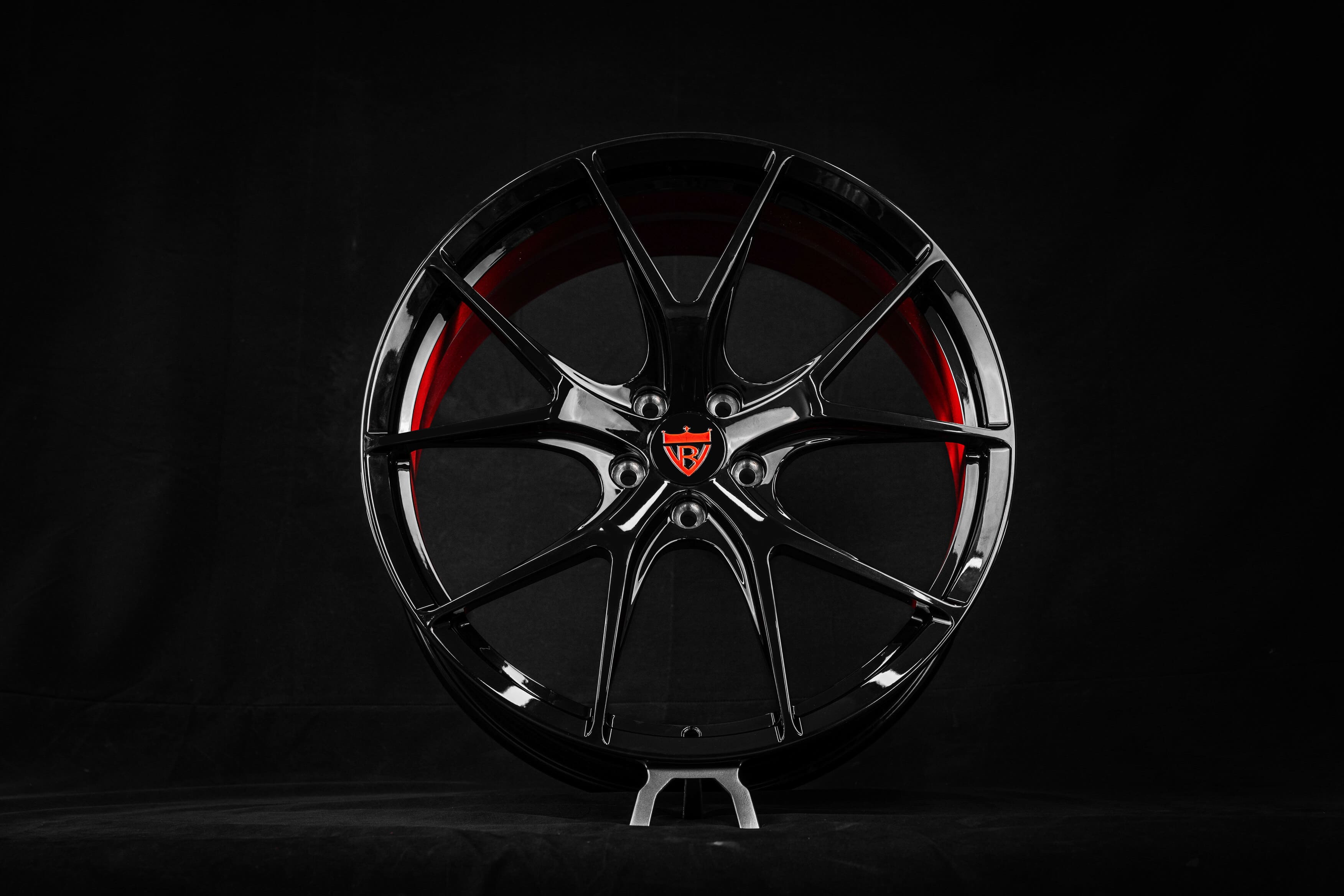 Design your own red and black RVRN forged wheels – custom for ML63