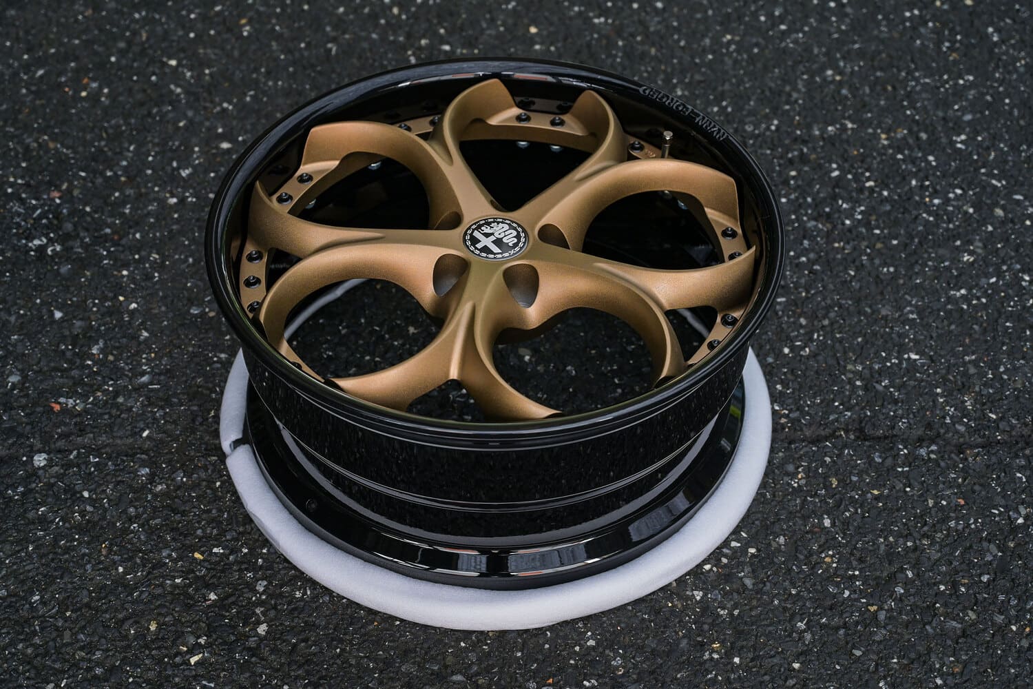 Close-up of black screws and lug nut area of Alfa Romeo RV-DS016 wheels