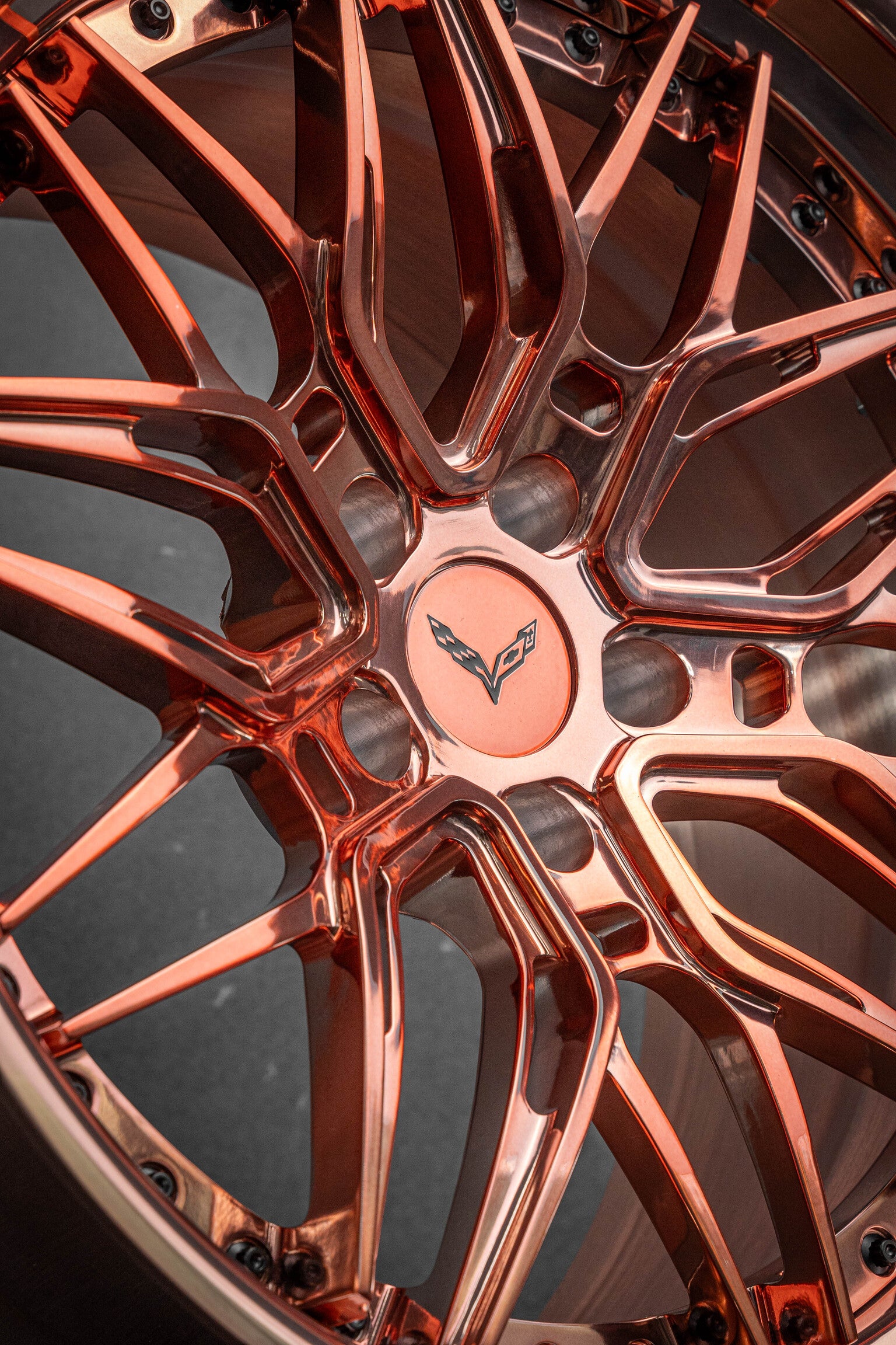 Close-up of RV-C081 concave forged wheel in polished rose gold finish