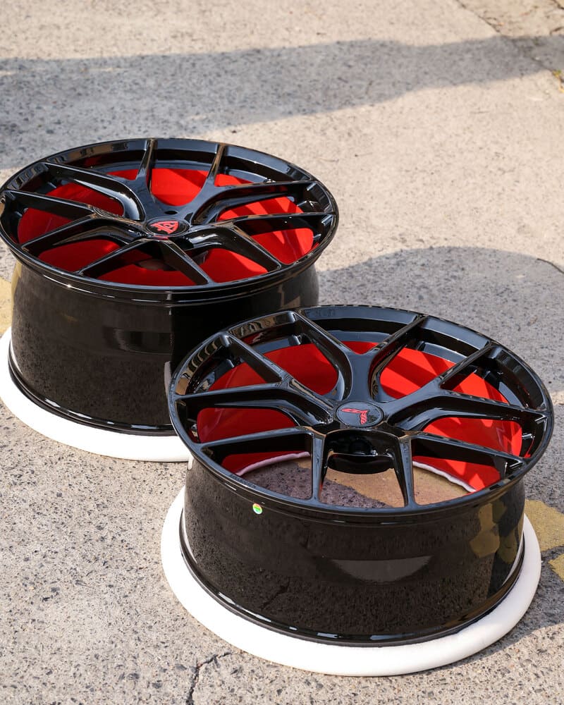 C7 Corvette Z51 RV-MR05 wheel detail – spoke cut design in red and black