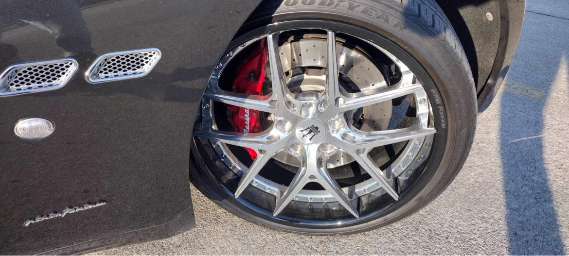 RVRN logo and engraved details on RV-DR08D wheel center