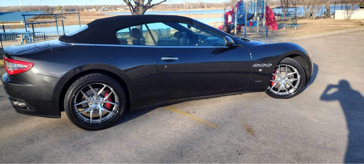 RV-DR08D wheels reflecting sunlight, highlighting polish