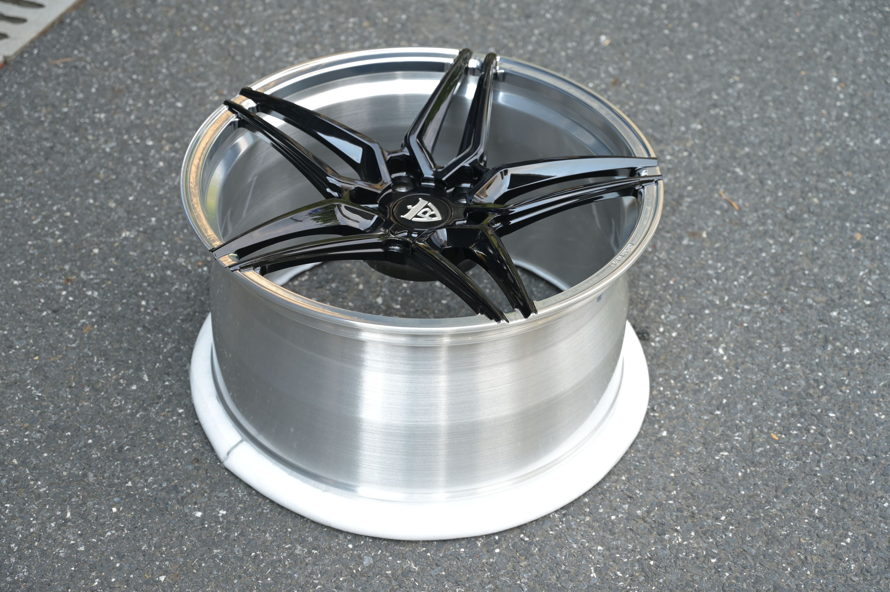 Gloss black 5-star spoke – RVRN forged wheels design detail