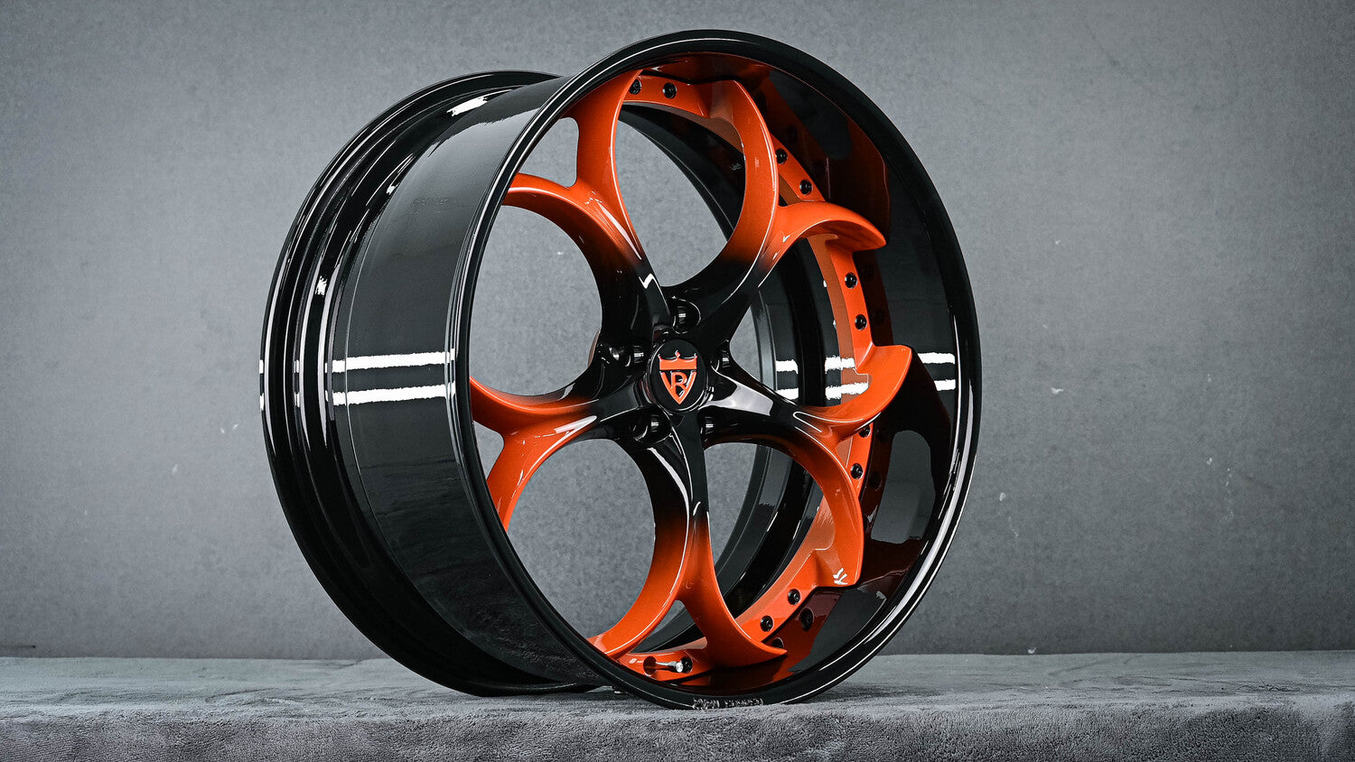 Close-up of RV-DS016 forged wheels with orange fade to black finish