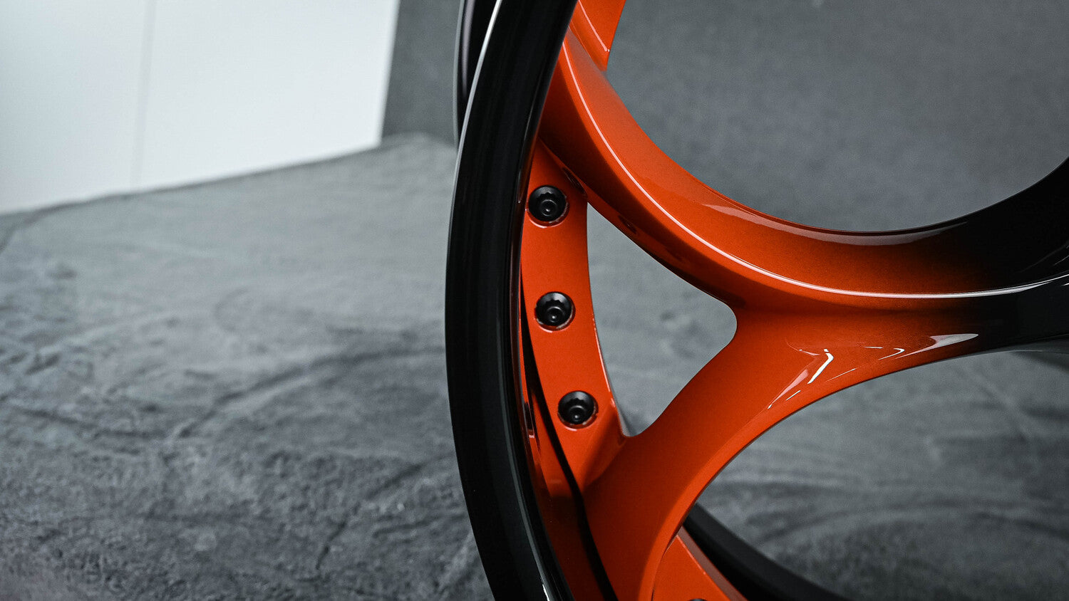 Detailed view of spoke design on RV-DS016 wheels for Jaguar F Type