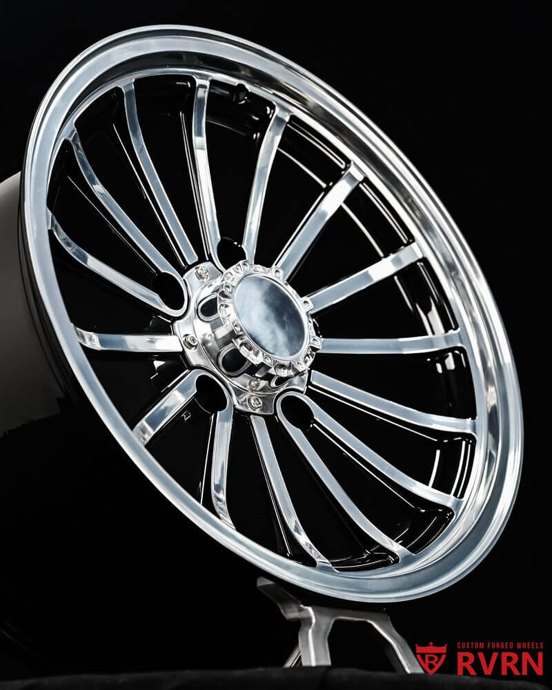 Gloss black barrel and polished lip detail of RV-MR04 wheel