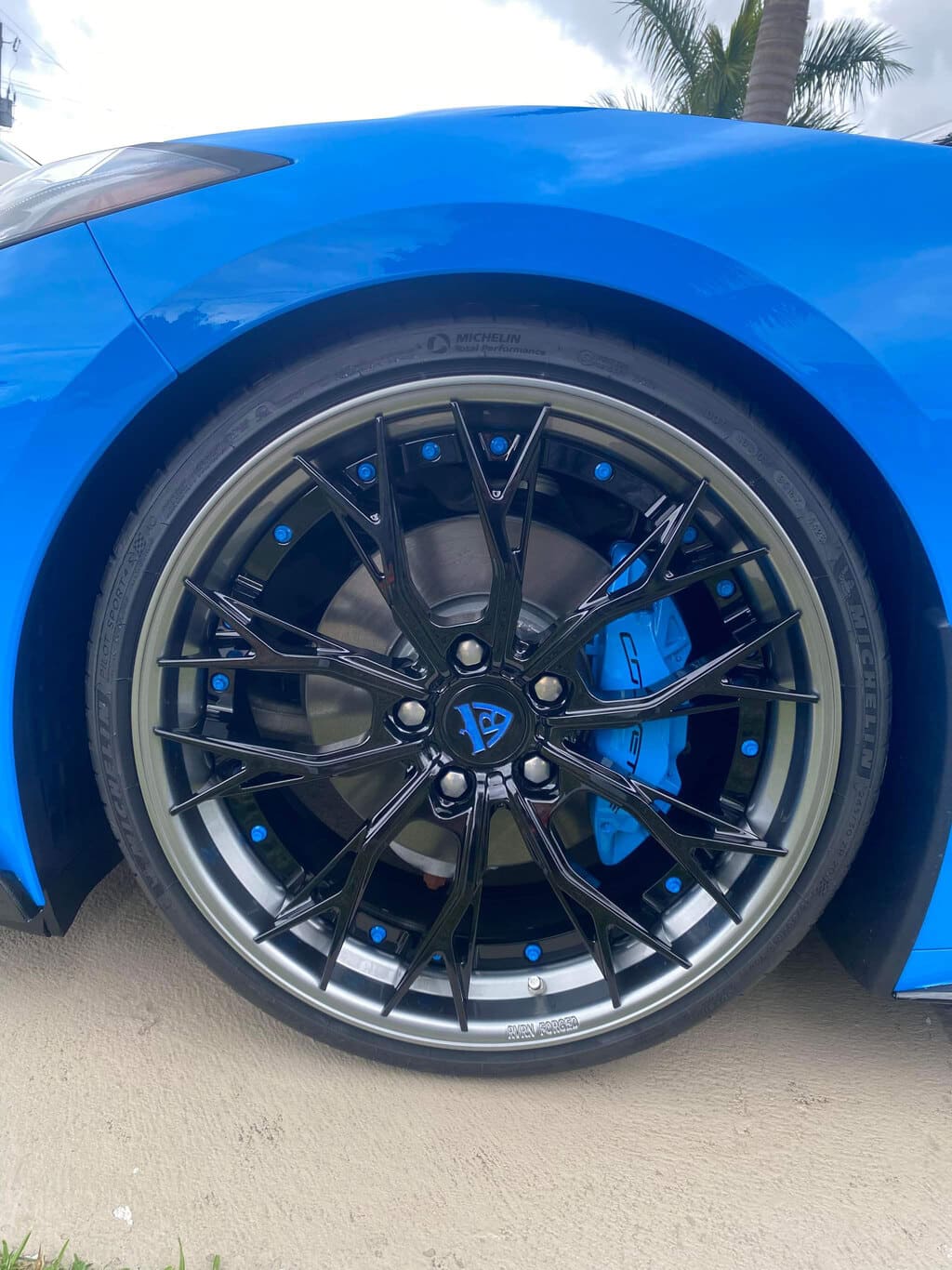 Side view of Corvette C8 Stingray with RV-DC04 custom wheels.