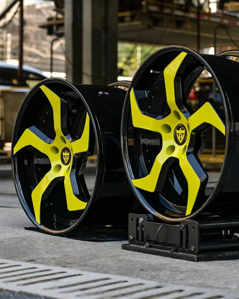 Close-up of RV-DC25 forged wheels on a C8 Corvette Stingray.