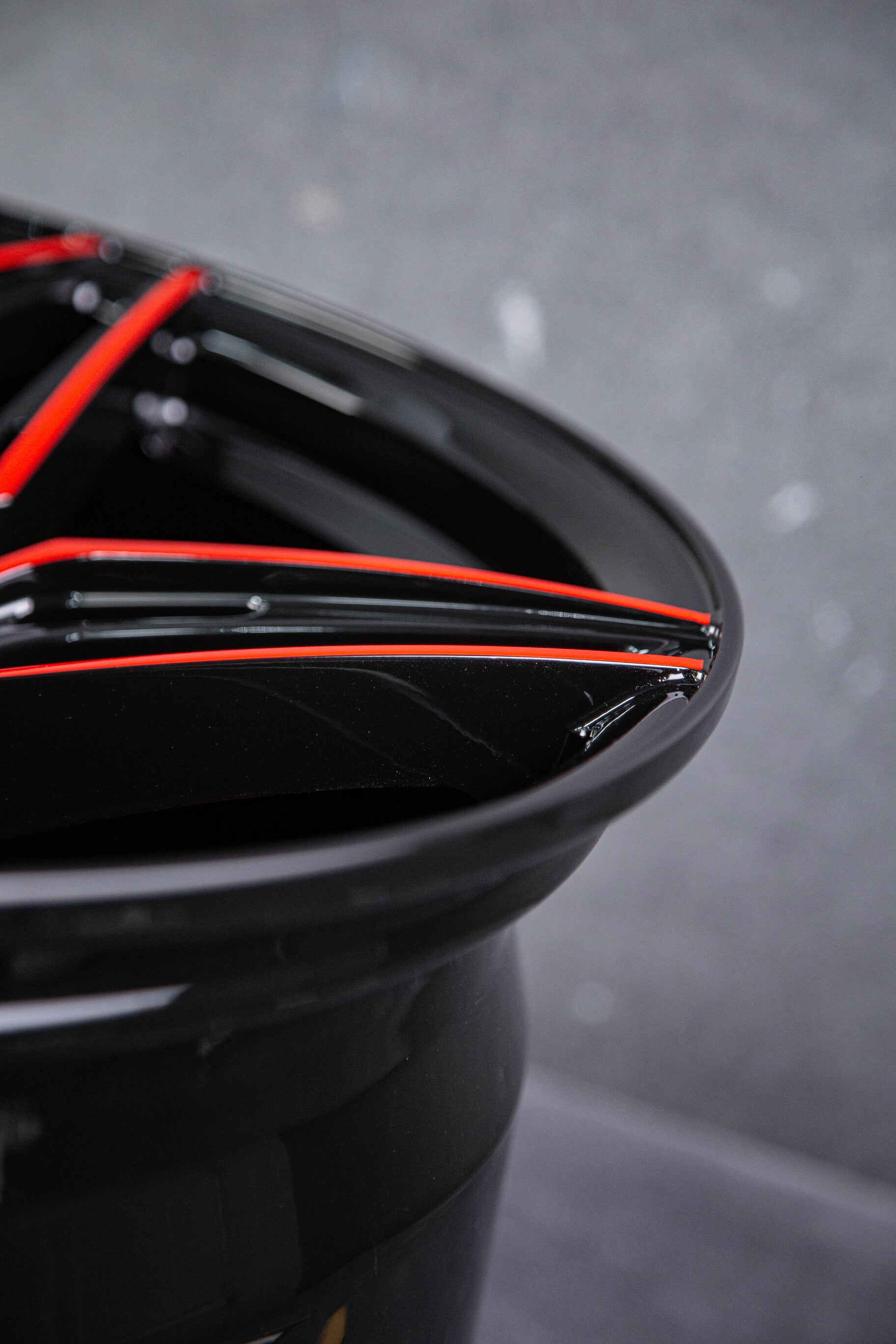 Detailed shot of RVRN RV-MC07 forged wheel design – black and red finish