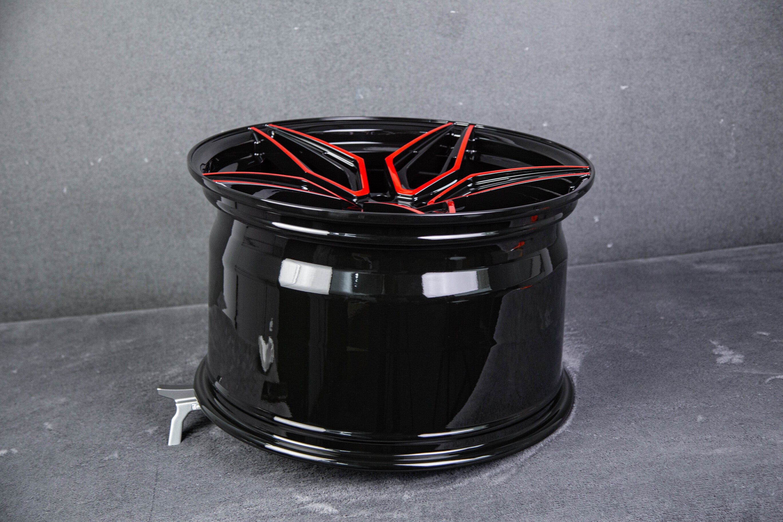 Gloss black RV-MC07 forged wheel close-up detail with red highlights