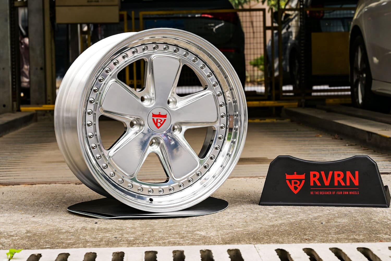 Close-up of Porsche 911 RV-DV70 custom wheels in polished finish
