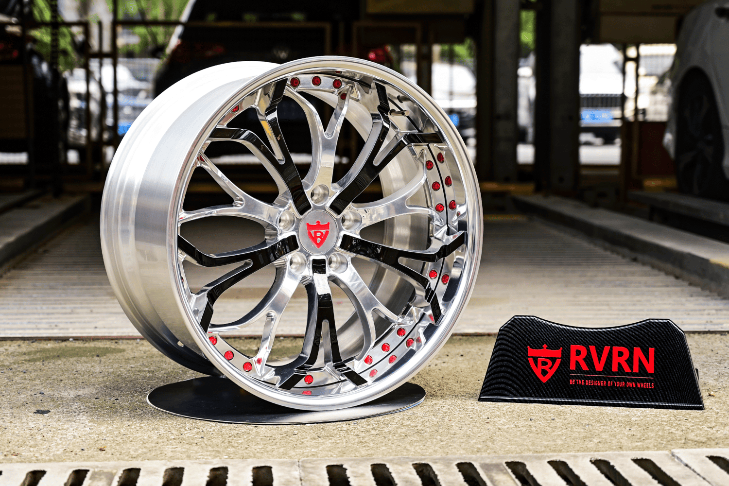 Close-up of RV-DL09 custom forged wheel – black center with polished lip