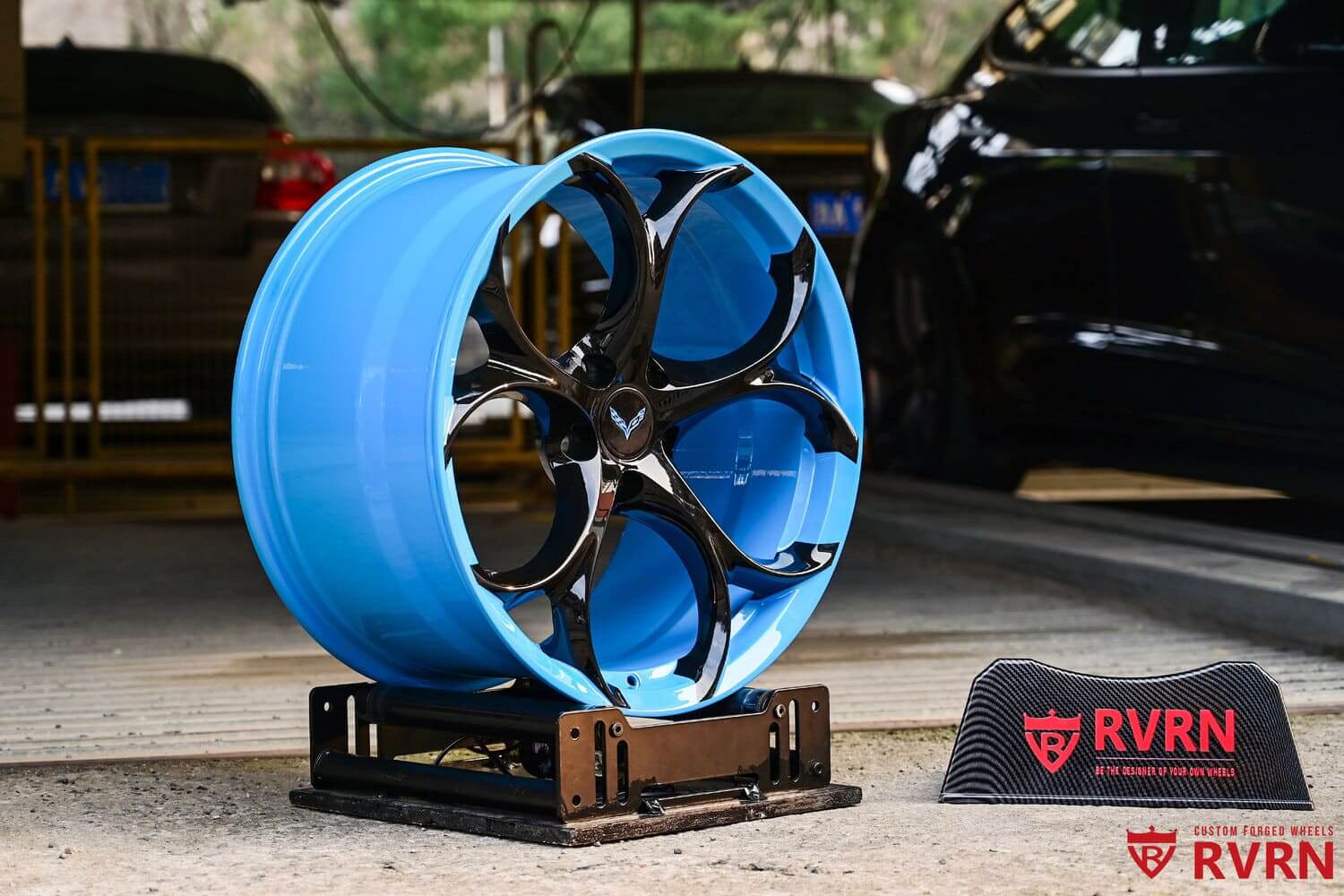 Close-up of C8 Corvette aftermarket wheels – blue & black forged rims.