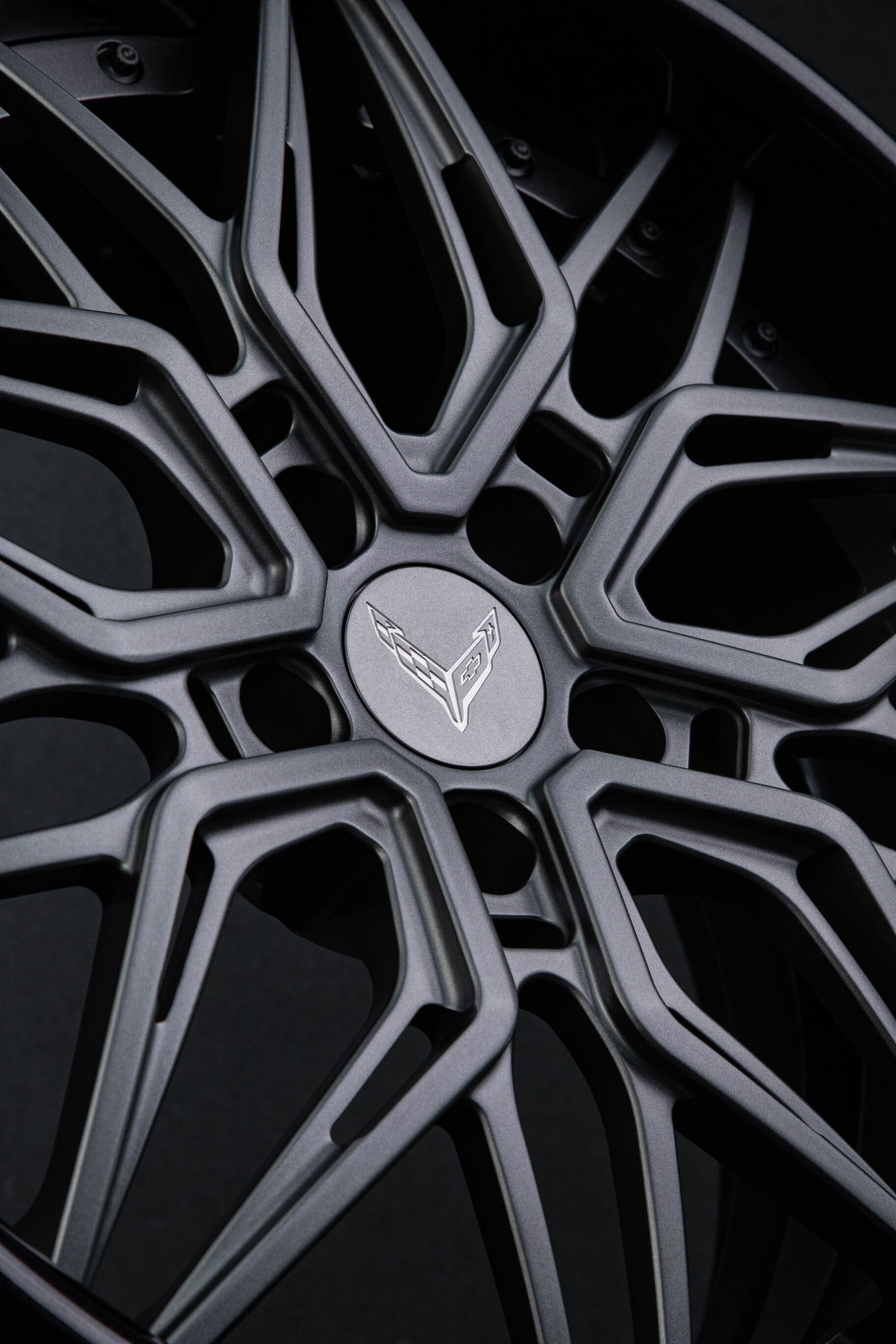 RVRN RV-T081 wheel close-up – custom screws and matte finish