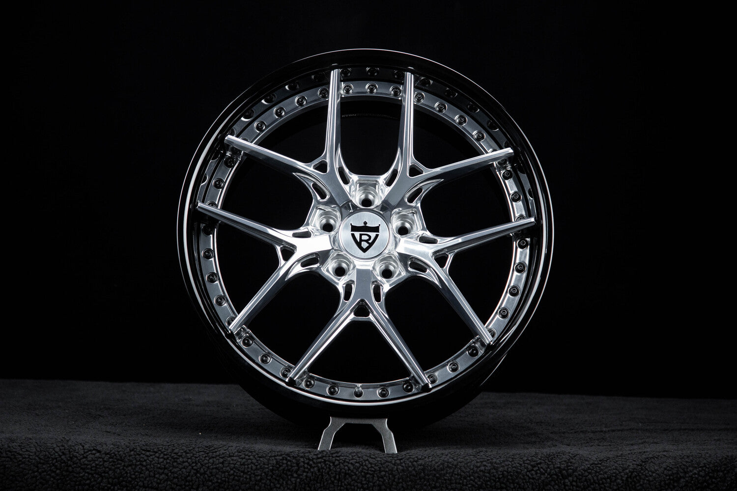 Polished aluminum spokes with gloss black barrel detail