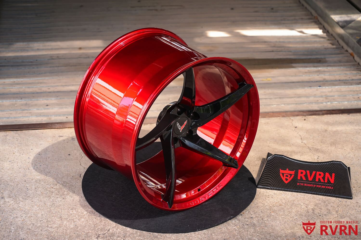 Detailed view of RV-MC35 gloss black spokes and Black Cherry barrel