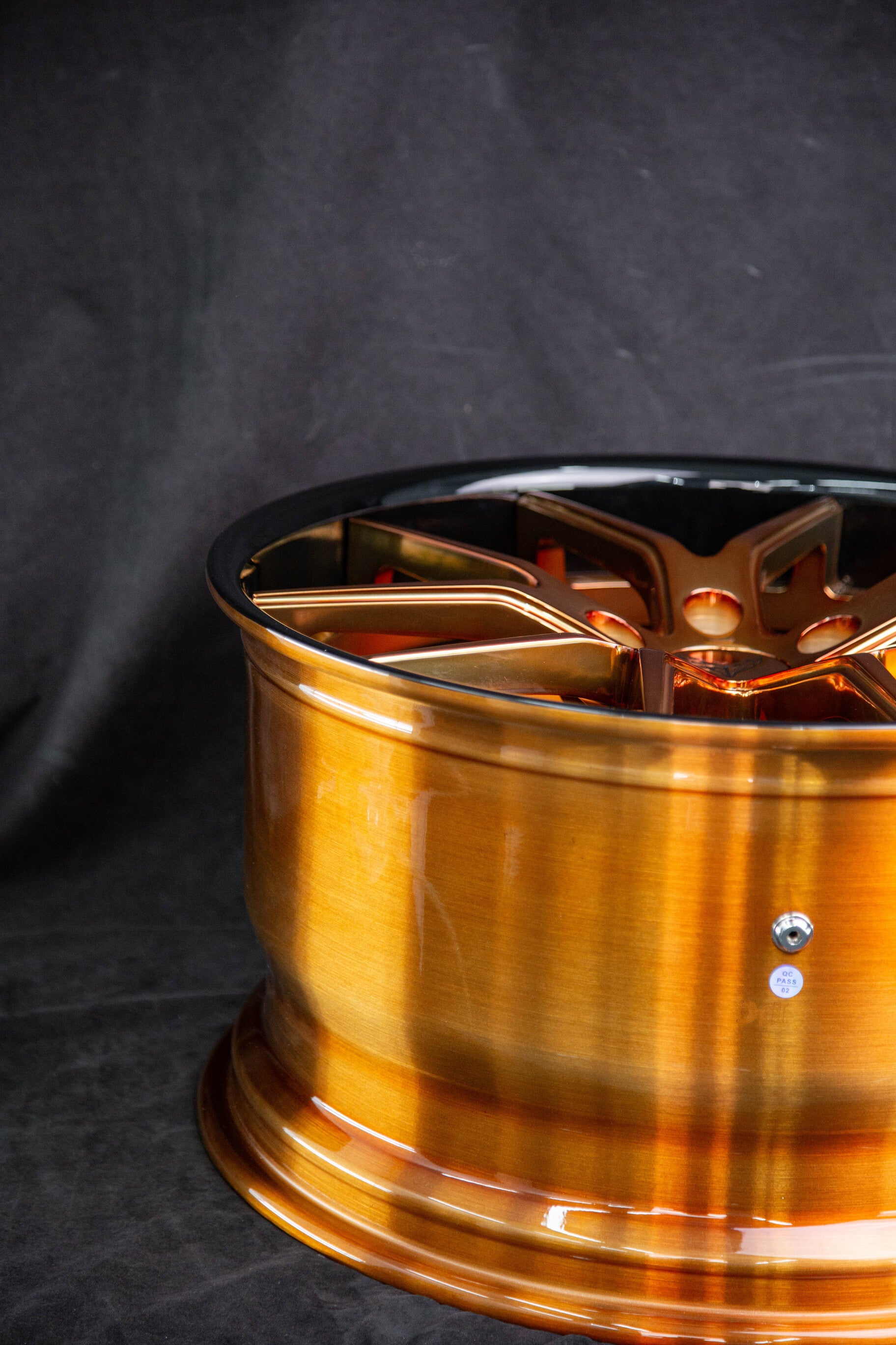 Gloss black lip with polished bronze barrel detail