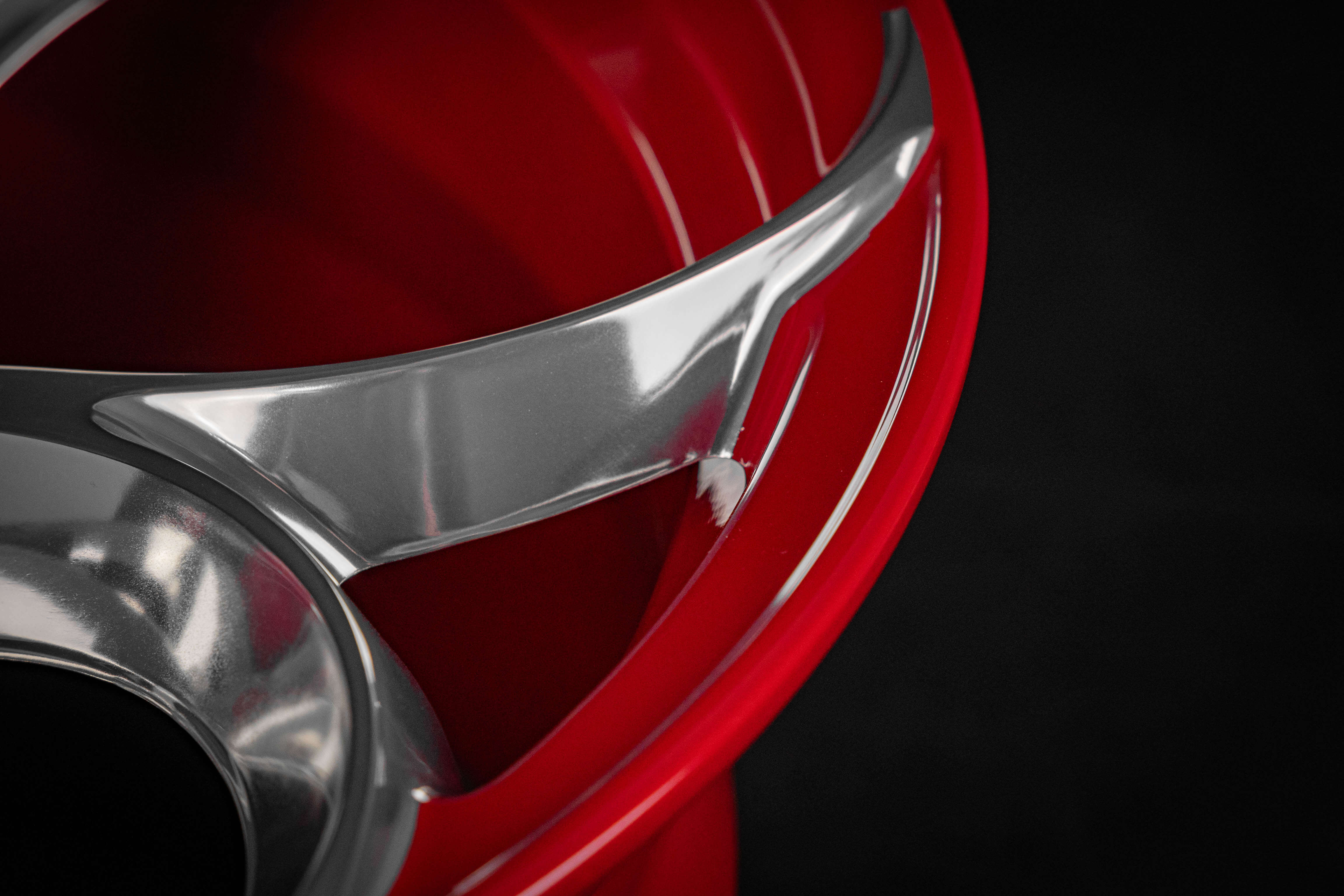 Close-up of RV-MS016 wheel: polished aluminum spokes and Porsche Carmine Red barrel color match.