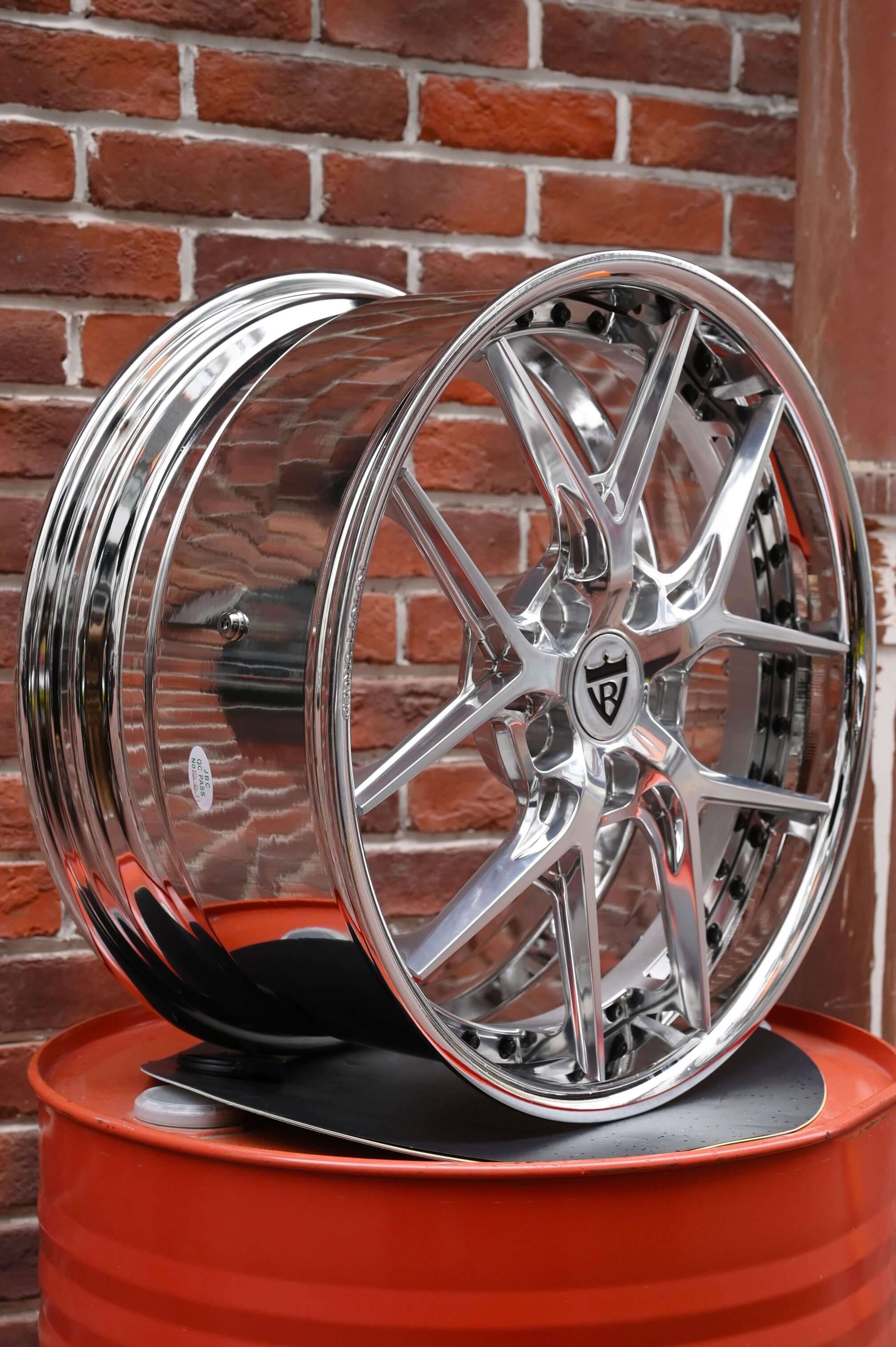 Chrome barrel reflection under sunlight – RVRN’s high-polish wheel finish