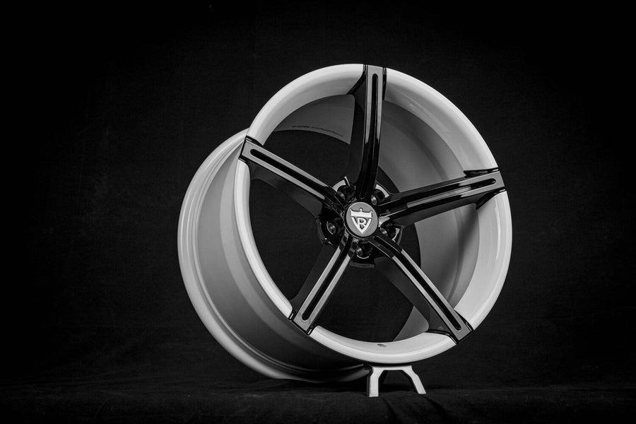 RV-MS63B one-piece forged five-spoke wheel for a 2014 Audi R8 V10 with gloss black spokes and pearl white barrel