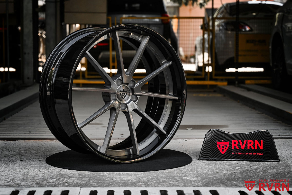 RV-DC02 two-piece forged wheel for a 2023 Audi RS Q8 with brushed black spokes and gloss black barrel, 22x10.5