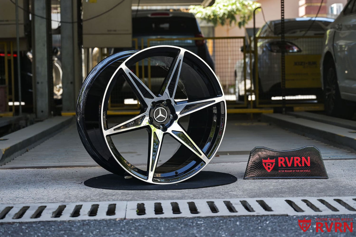 RVRN RV-MC19 concave forged wheel with diamond-cut spokes over a gloss black barrel, built for a 2024 Mercedes-Benz AMG GT43 in 21x9.5 front and 21x11 rear.