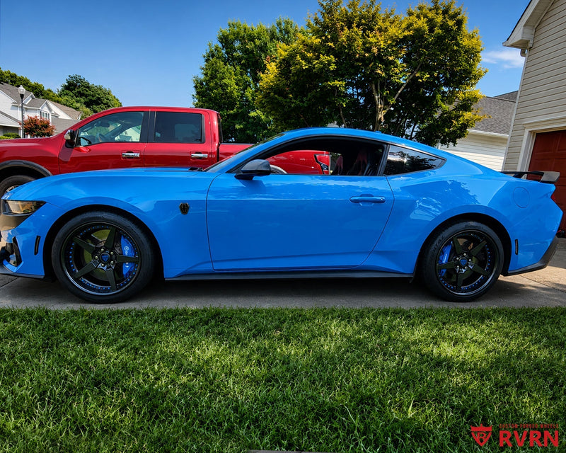 2024 Ford Mustang Dark Horse with RV-DF14 5-spoke forged 2-piece wheels in gloss gunmetal with blue screws and flush fitment
