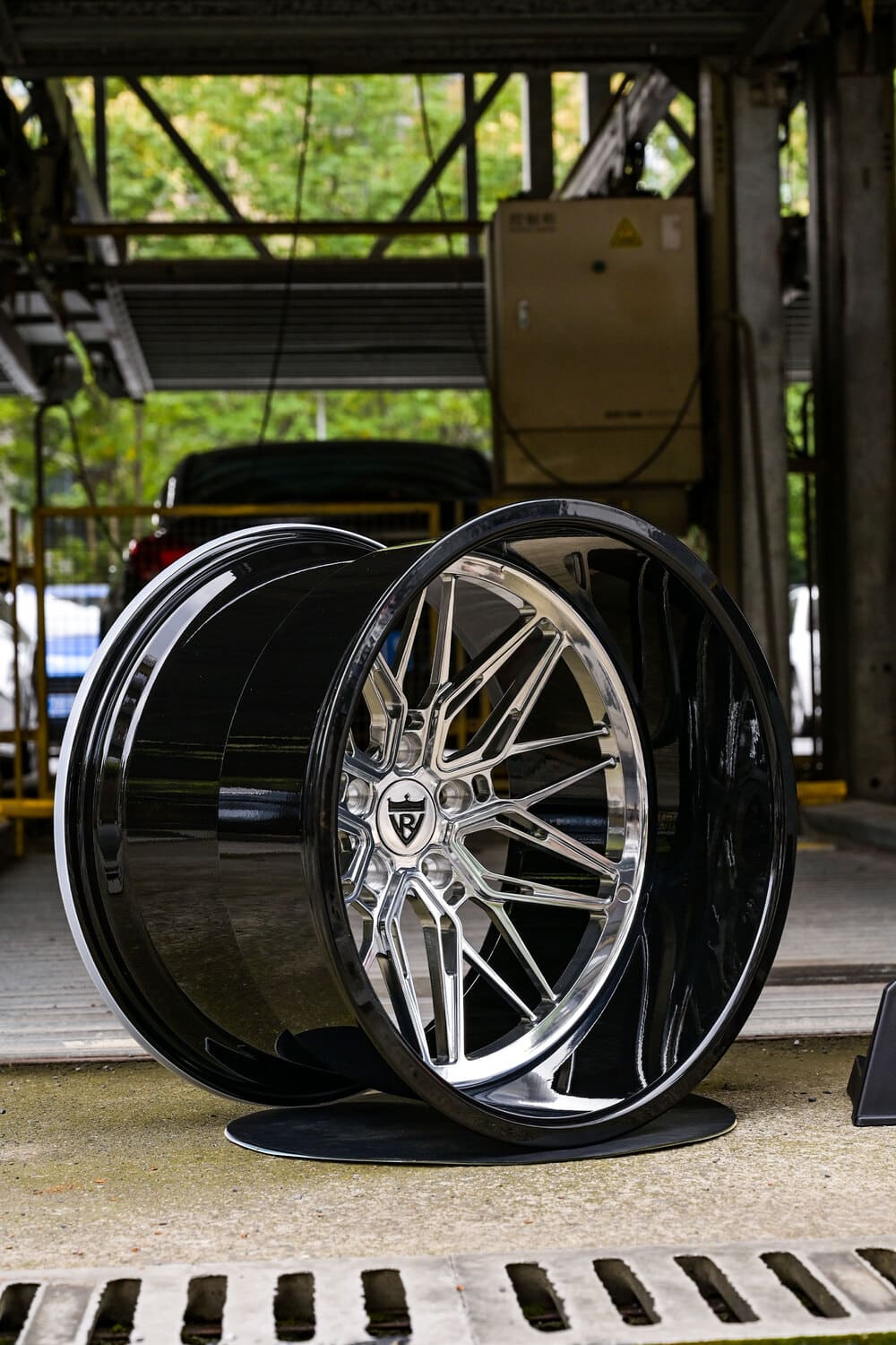 	Detailed shot of custom 2-piece wheel assembly