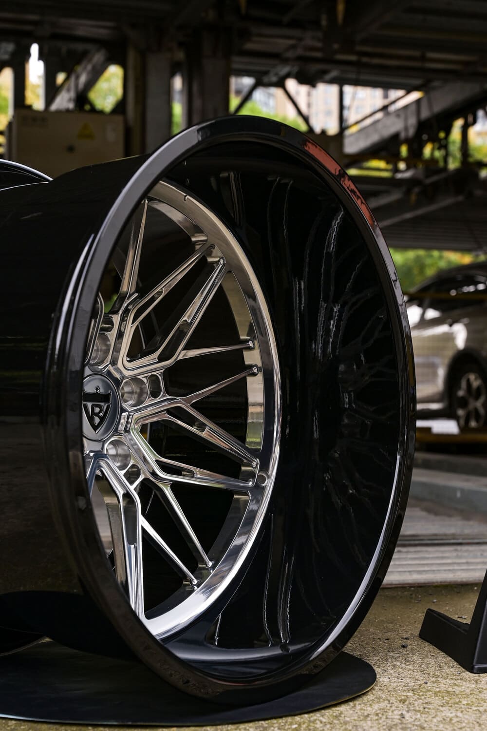 Brushed lip and polished center on RV-T081 wheels