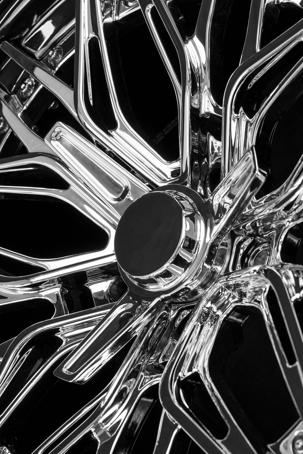 Close-up of RV-C081 chrome lip and concave spokes
