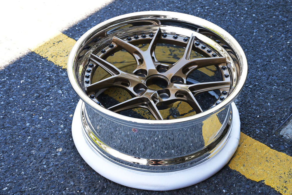 	Chrome lip detailing on RV-DR08D forged wheels