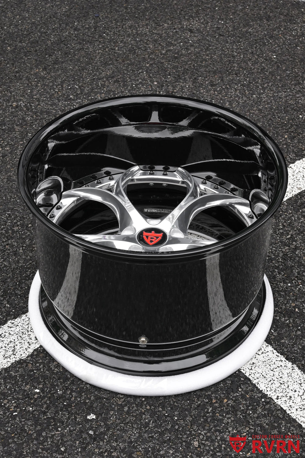 1969 Ford Mustang RV-DS016 forged 2-piece deep dish wheel side profile showing the deep Gloss Black Barrel. polished spokes, and wheel lip depth