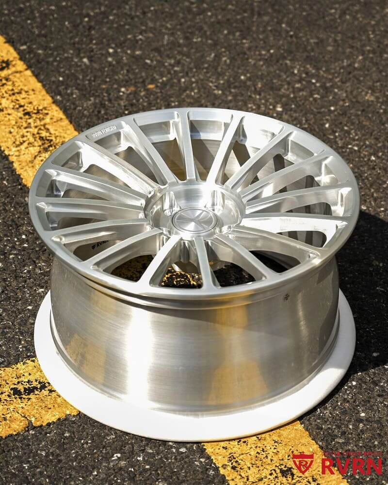 	18-inch forged wheels angle view for SL500