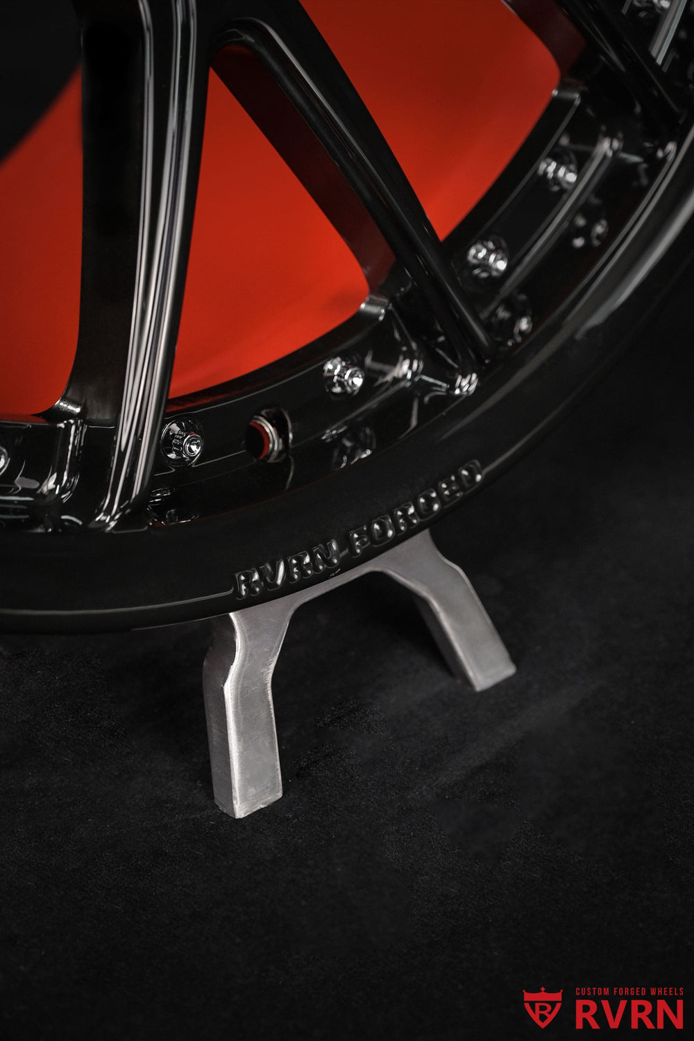 RV-MD03 Y-spoke forged wheel for a 2005 Dodge Viper, gloss black spoke finish and gloss red barrel with concave styling, 19x13 rear fitment