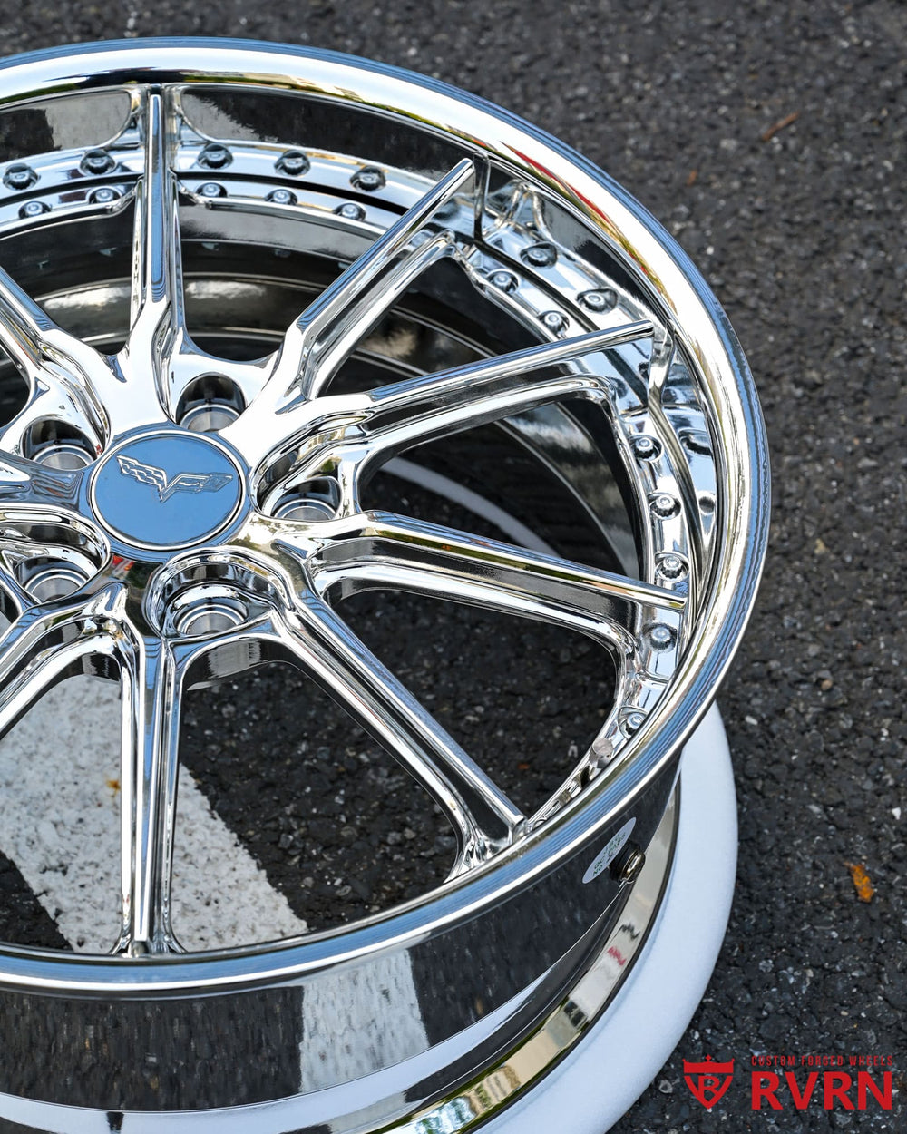 Two-piece forged wheel structure of RVRN DC05 with chrome barrel and concave bolts.
