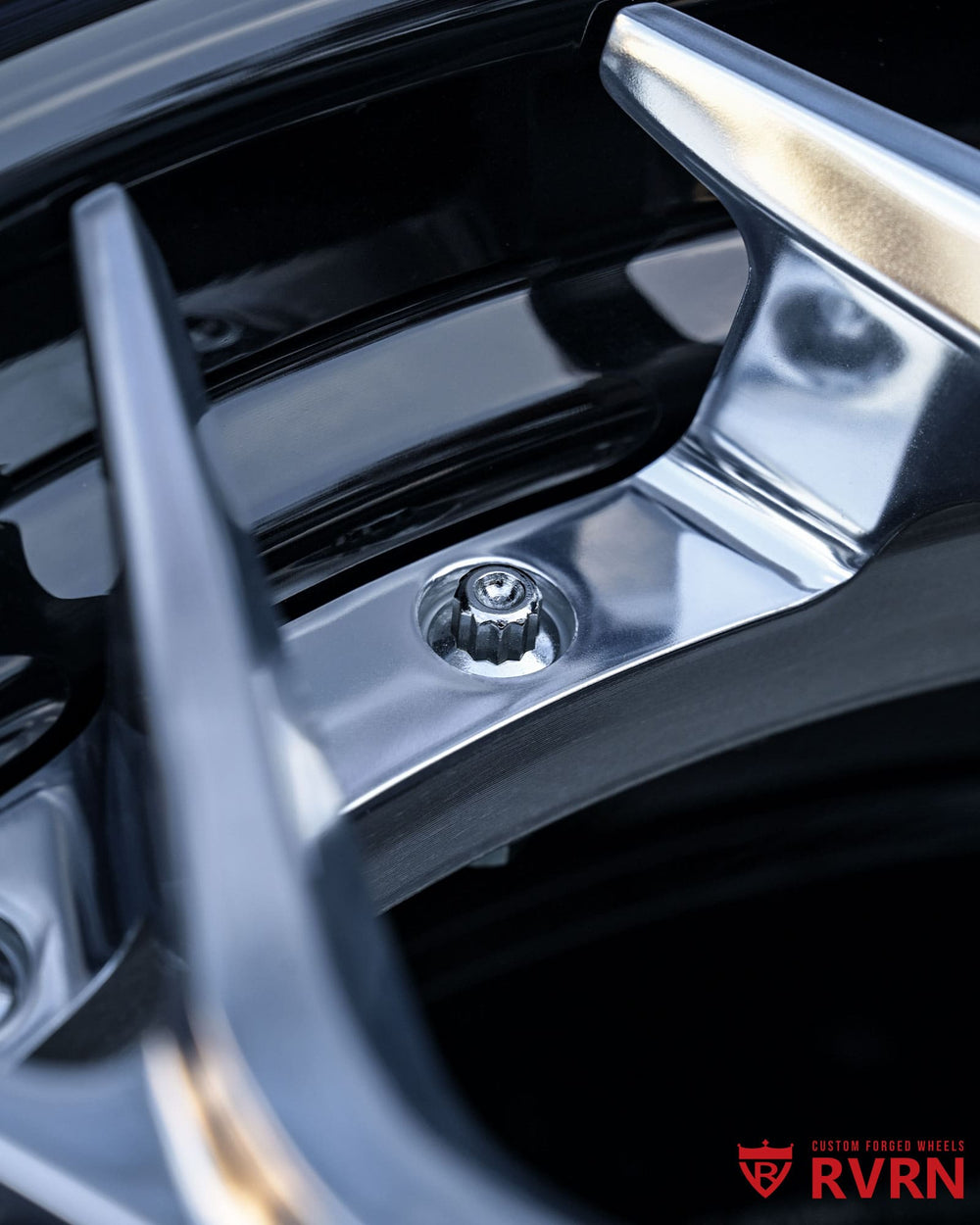 RVRN diamond polished aluminum spoke reflecting light on RV-DR16 wheel