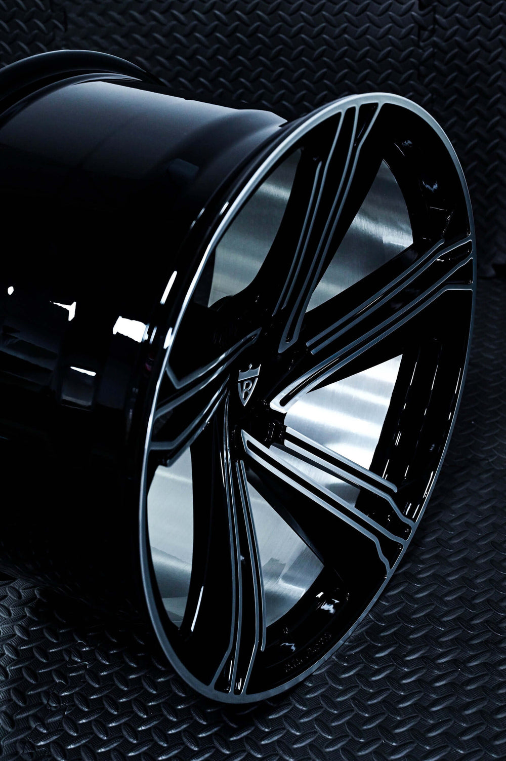 2011 Audi R8 V10 on RVRN RG-01 forged wheels in Gloss Black and Silver (photo 08)