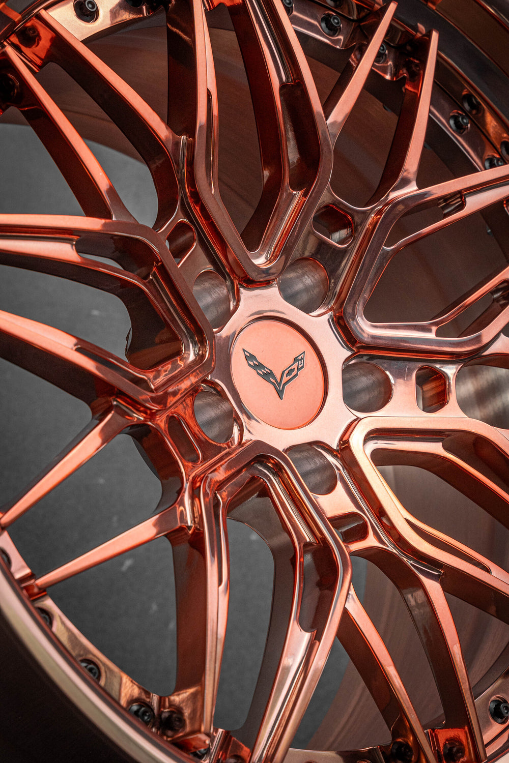 Close-up of RV-C081 concave forged wheel in polished rose gold finish