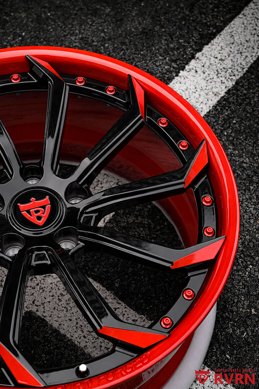 RVRN RV-DC01 directional rims for the 2015 C7 Corvette Stingray, featuring a red barrel and contrasting red and black spoke finish
