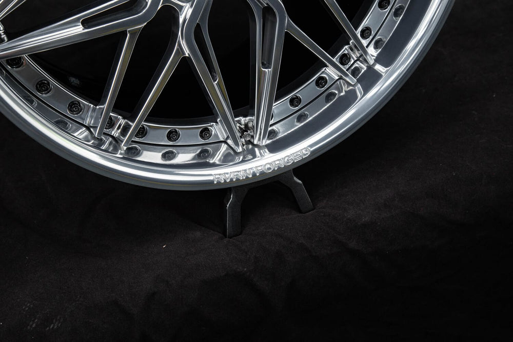 Polished outer barrel detail on RV-T081 Corvette wheels