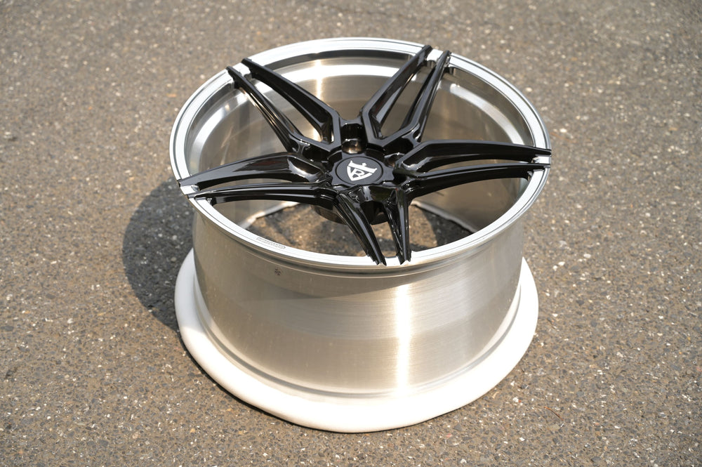 	Polished aluminum lip – forged wheels for Porsche Panamera