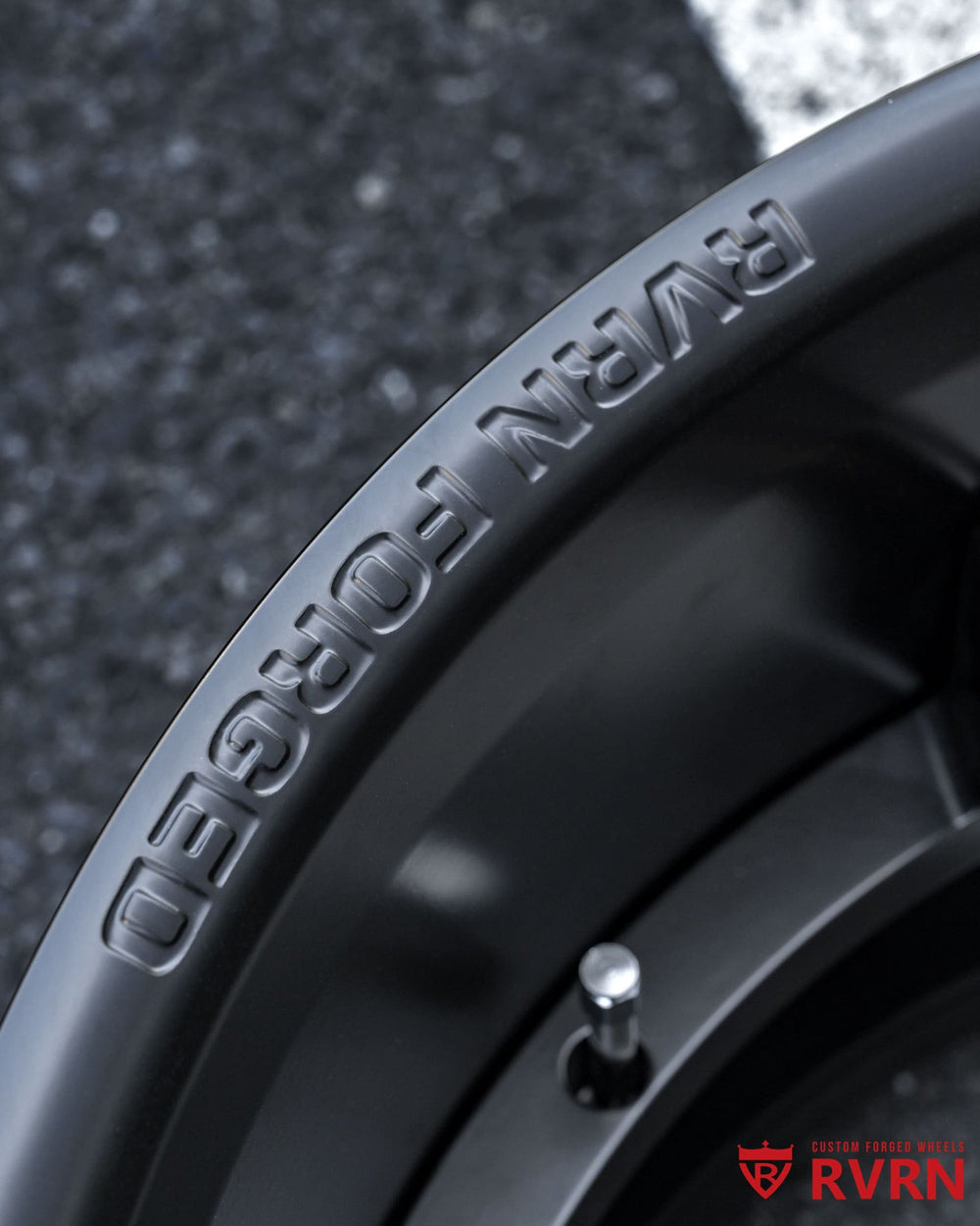 Deep lip forged wheel detail of RV-DR08D, custom-built for Dodge Challenger R/T Scat Pack applications