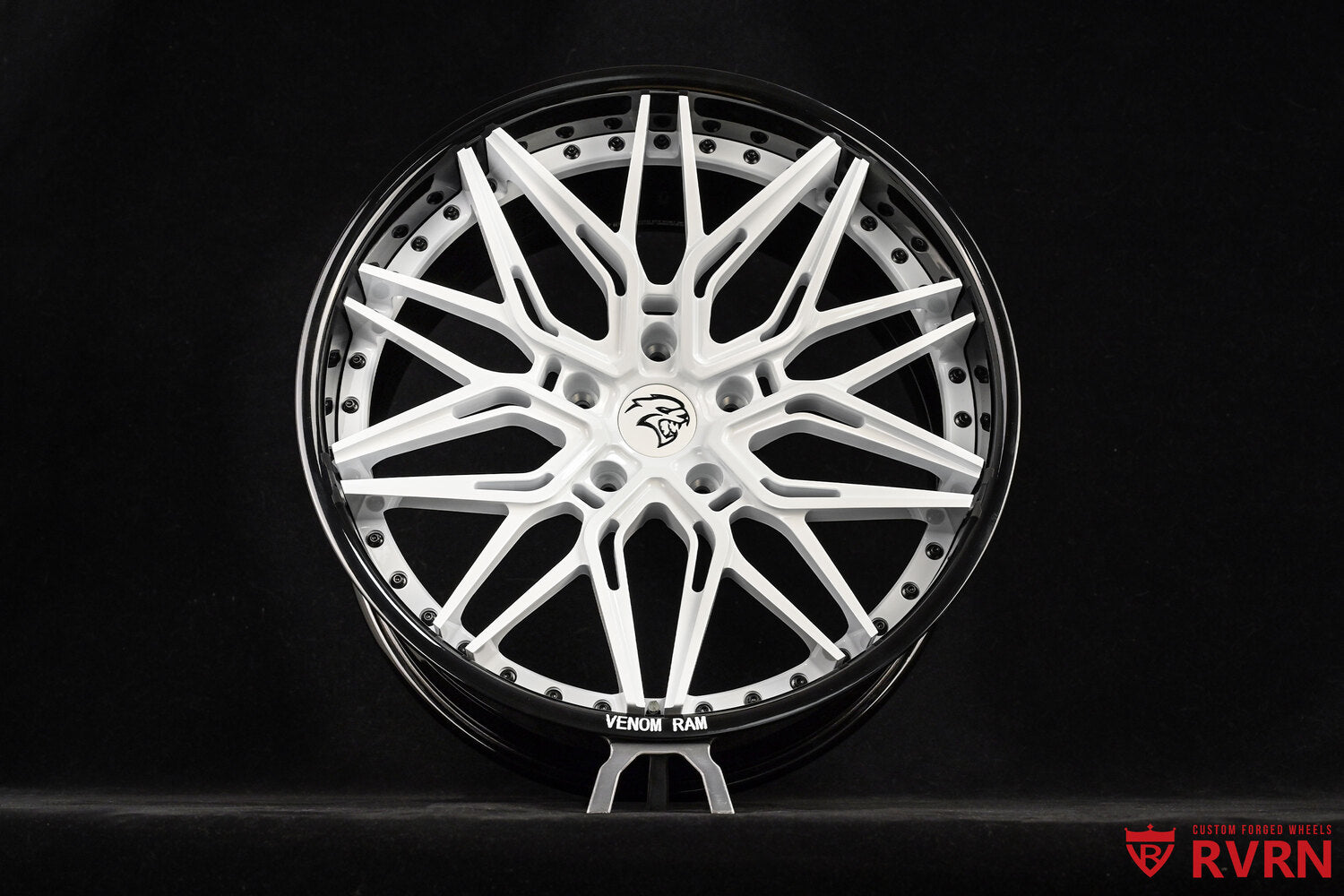 Side profile showing gloss black barrel and white spokes on RV-T081 wheels