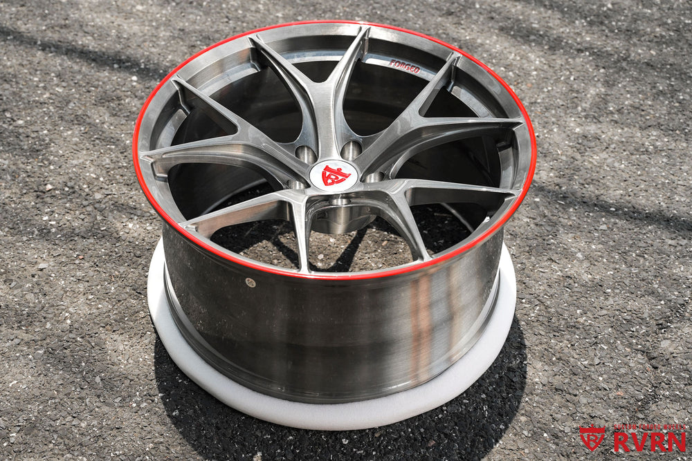 RV-MR05 Audi RS5 concave wheel detail showing transparent gunmetal grey spoke machining and matte red stripe